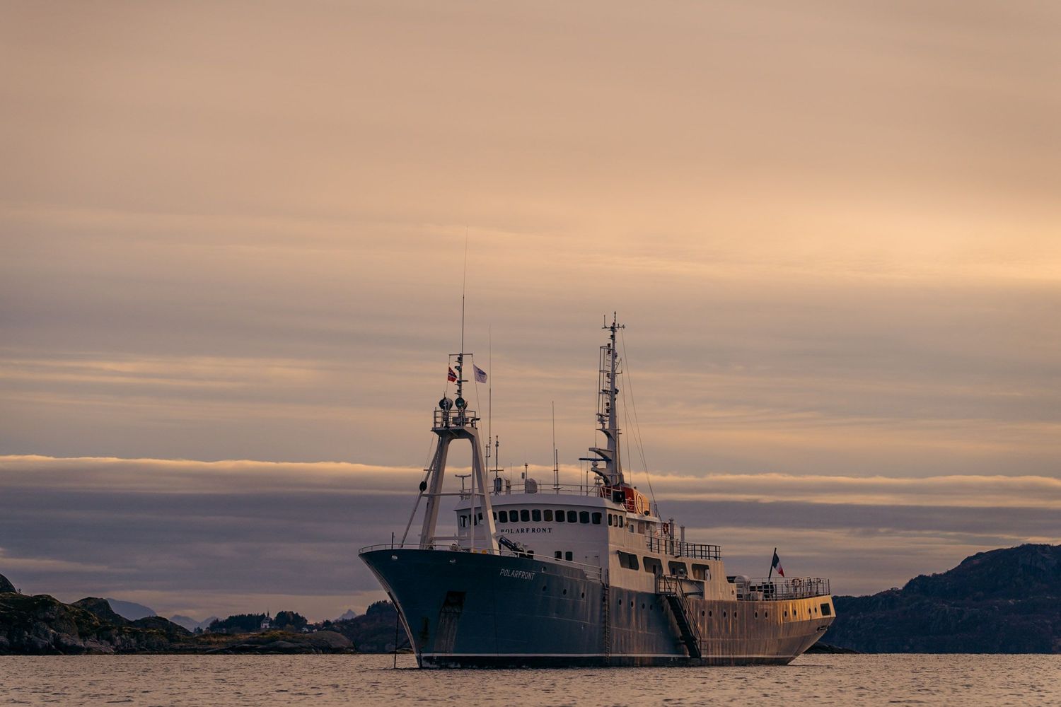 navire de croisière polarfront au coucher du soleil en norvège