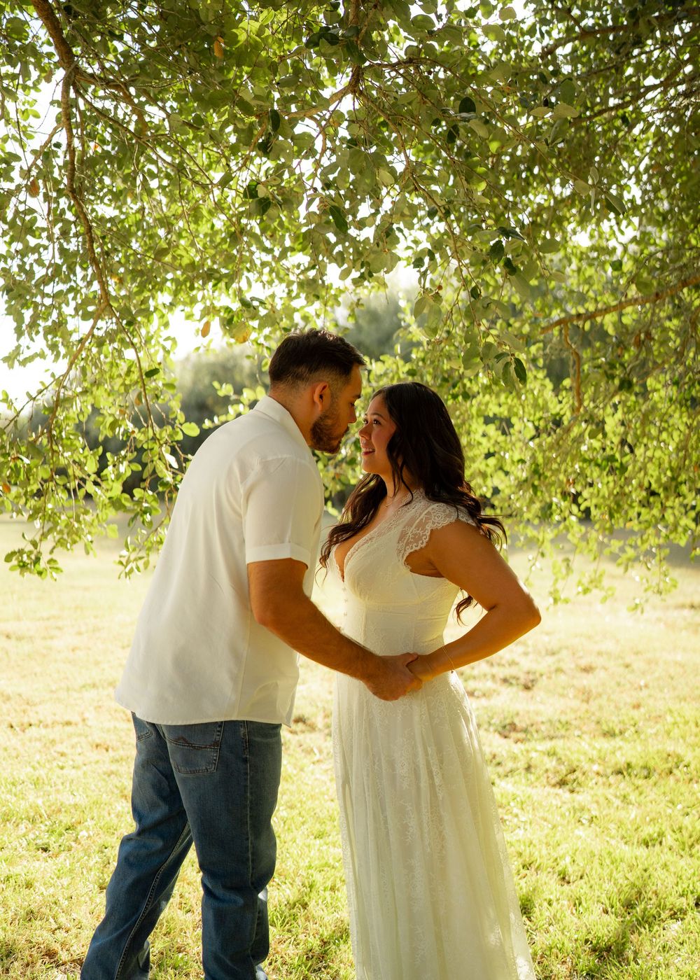 Engagement session outdoors with couple, picnic setting, natural light, candid moments, lifestyle photography, engagement photography.