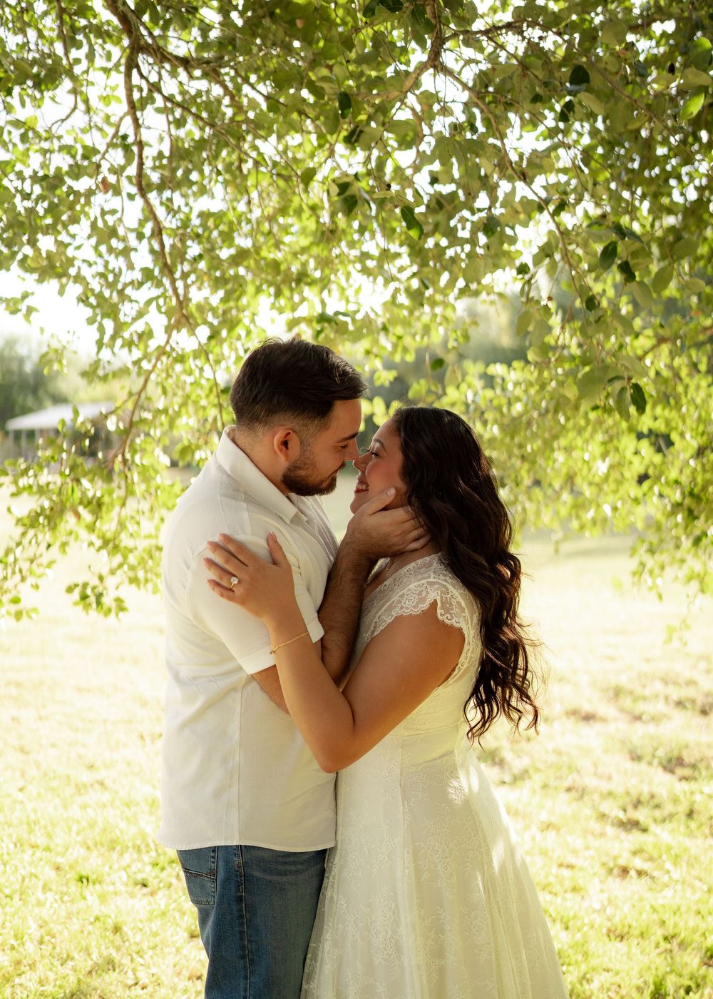 Engagement session outdoors with couple, picnic setting, natural light, candid moments, lifestyle photography, engagement photography.