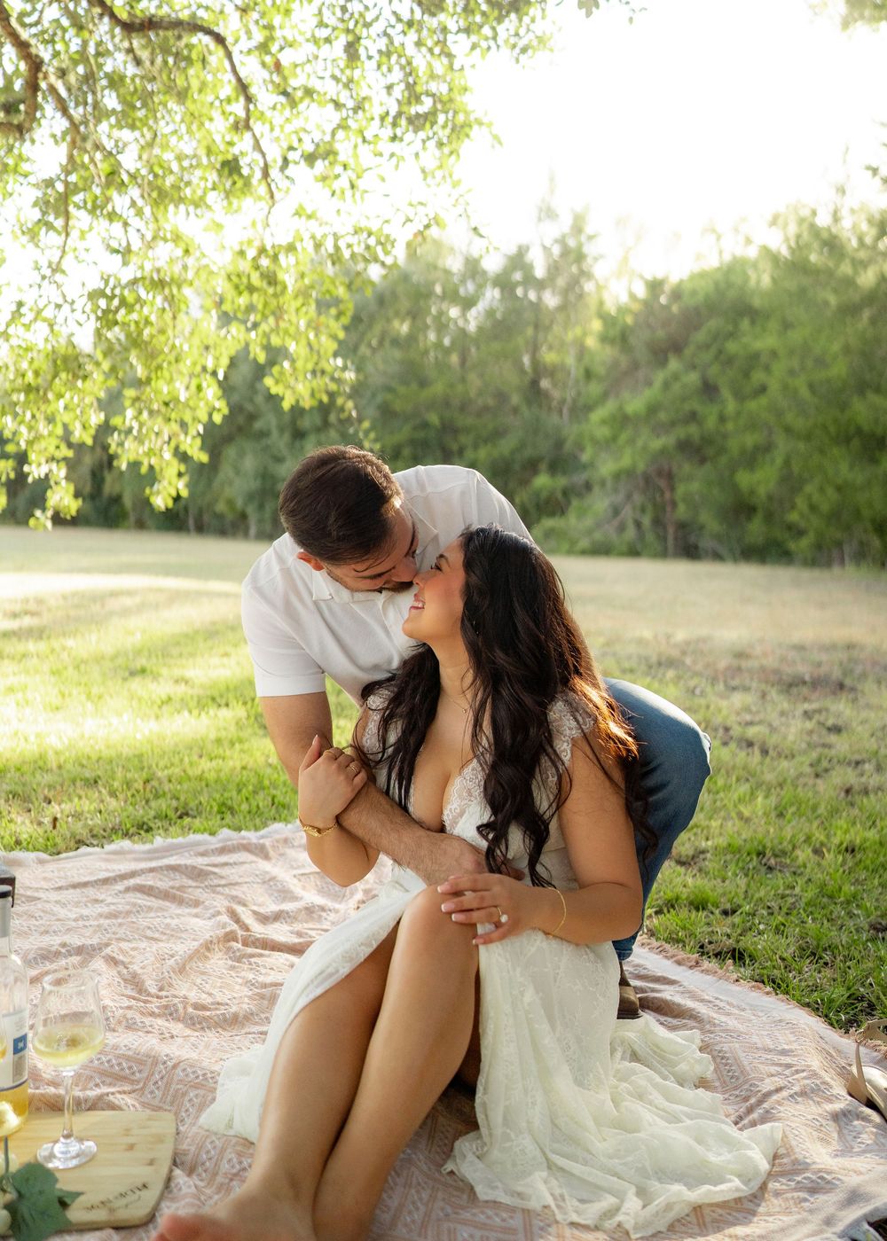 Engagement session outdoors with couple, picnic setting, natural light, candid moments, lifestyle photography, engagement photography.