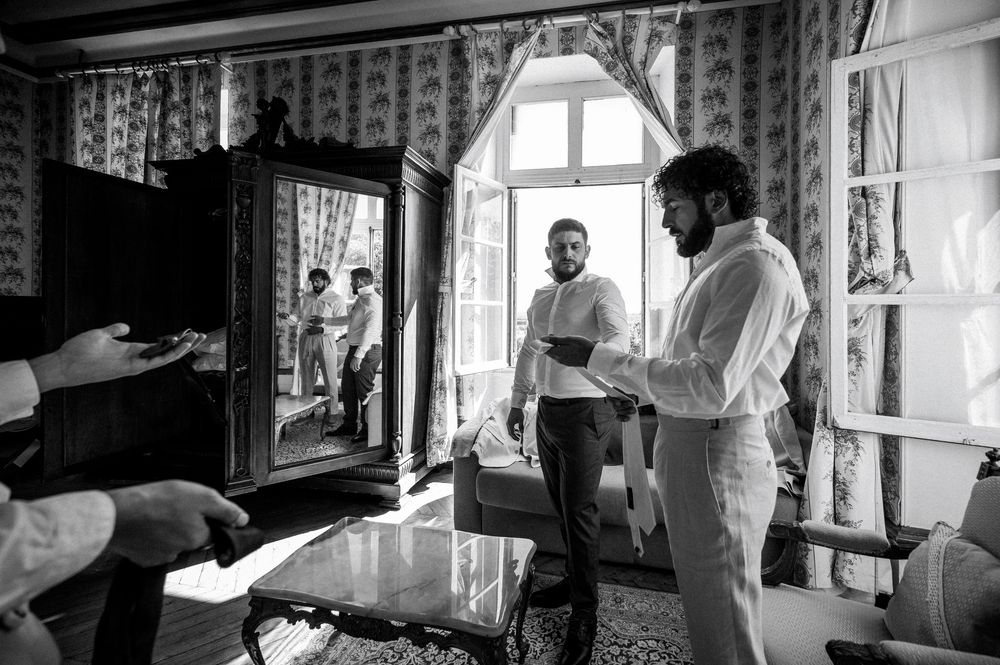Photographe professionnelle de mariage en région Centre capturant les préparatifs du couple dans une chambre au château.