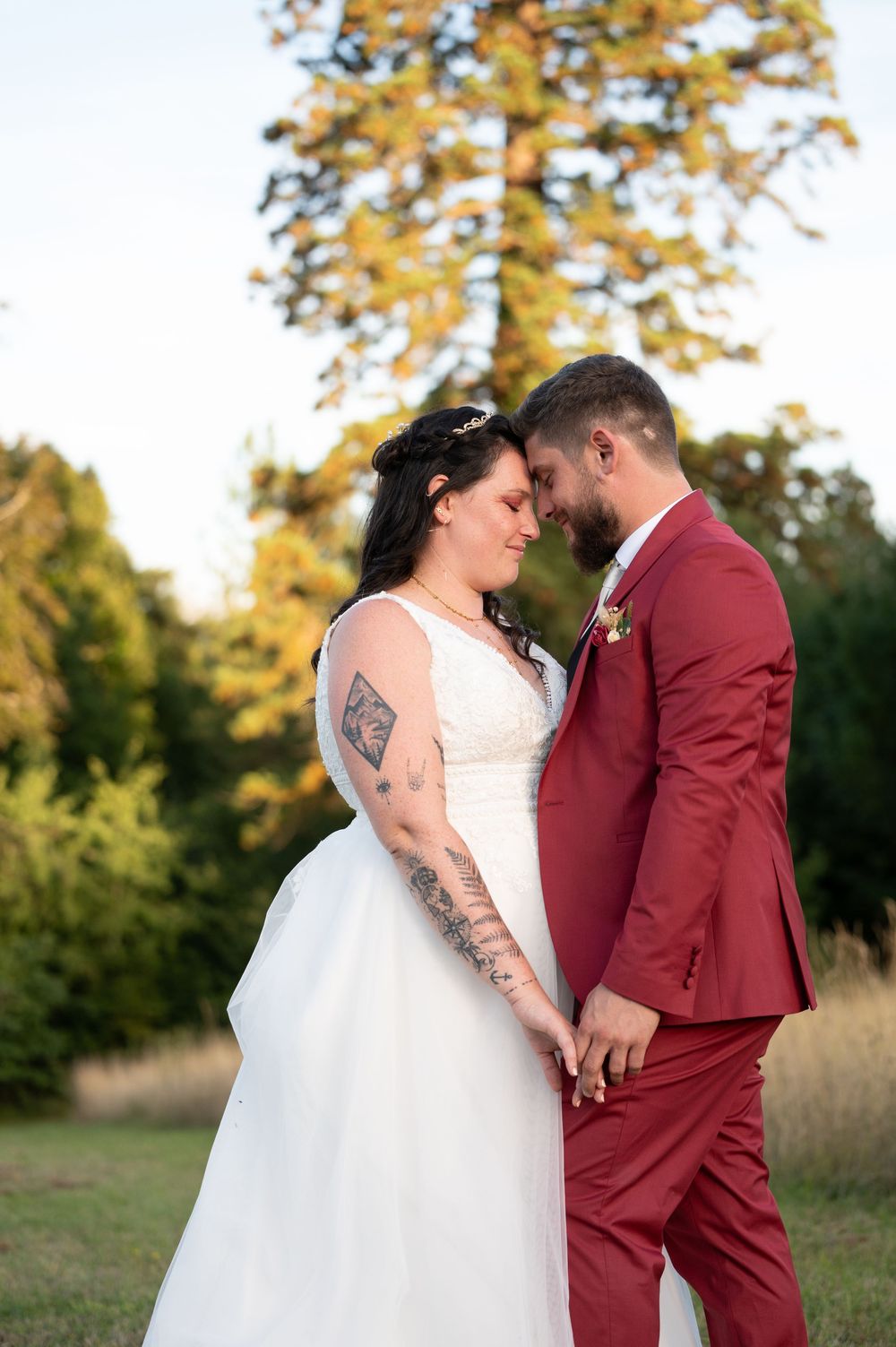 Reportage de mariage romantique en Centre-Val de Loire, le couple s’enlace sous la lumière dorée du soir.