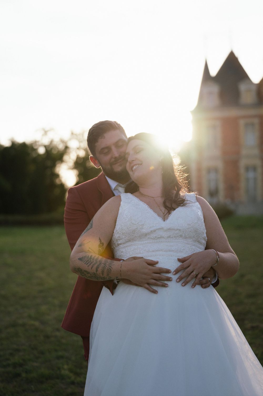 Photographe professionnelle de mariage capturant un moment tendre entre les mariés dans le parc d’un château du Loir-et-Cher.