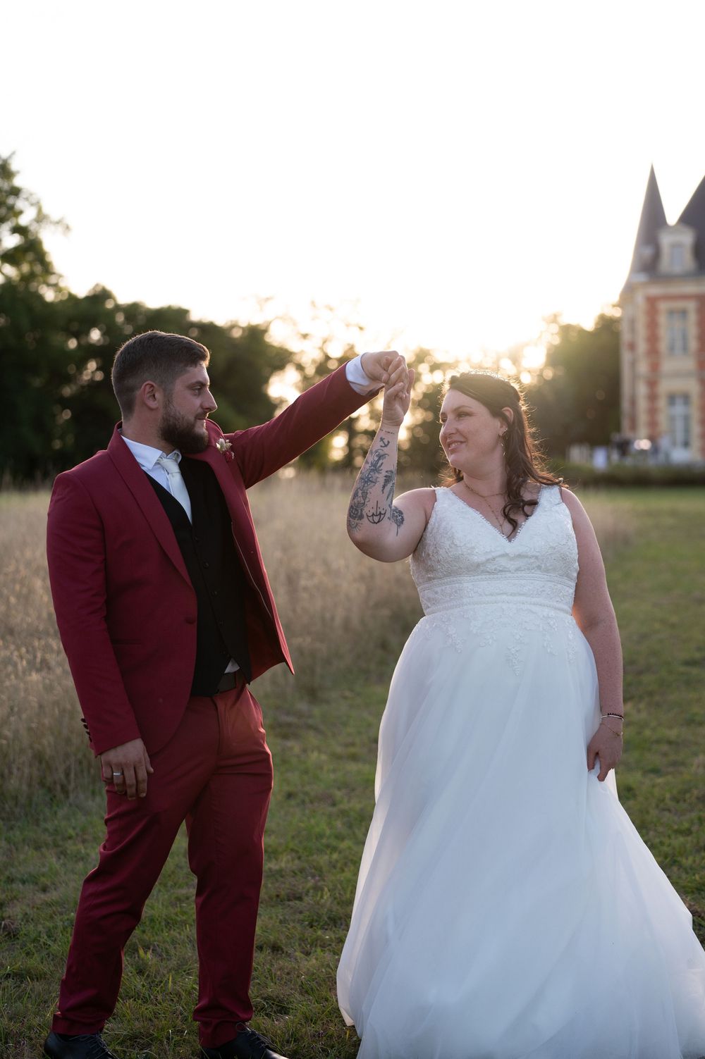 Photographe de mariage en Centre-Val de Loire immortalisant le couple dansant sous le soleil couchant.