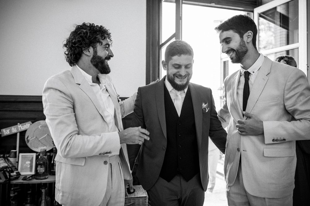 Reportage de mariage en Loir-et-Cher avec les mariés échangeant un regard complice au milieu des invités.