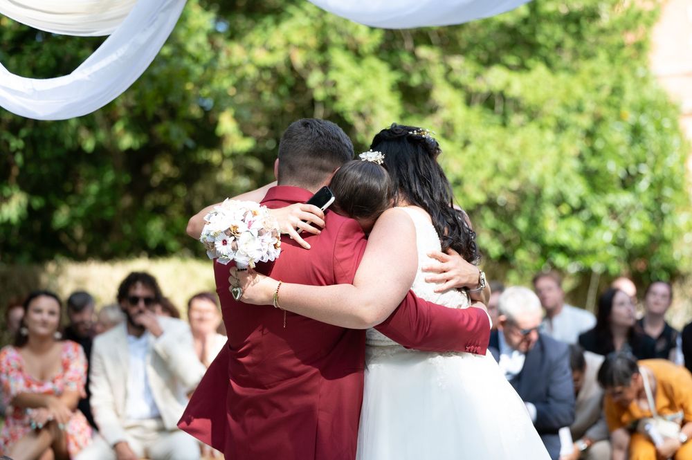 Photographe de mariage au château en Val de Loire immortalisant un baiser des mariés pendant la cérémonie.