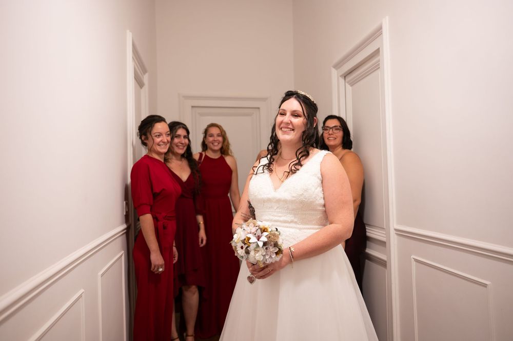 Photographe de mariage en Loir-et-Cher capturant la mariée entourée de ses demoiselles d’honneur avant la cérémonie.