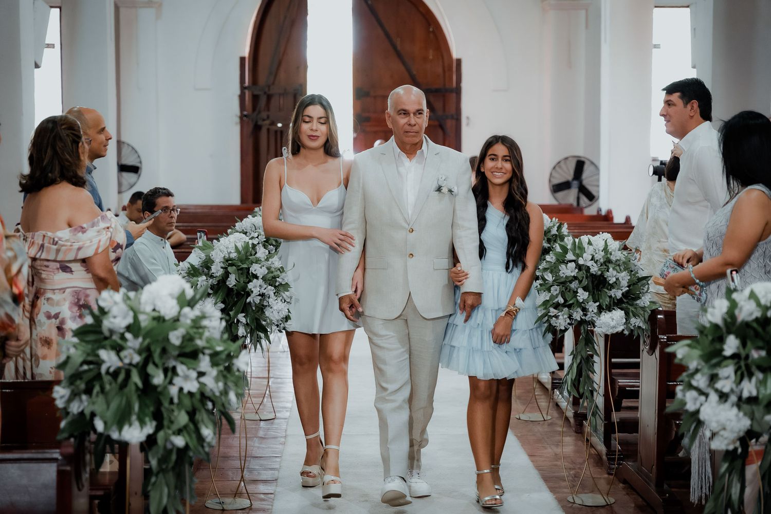 Los novios frente al altar tomados de la mano durante su matrimonio religioso y boda cristiana en Valledupar.