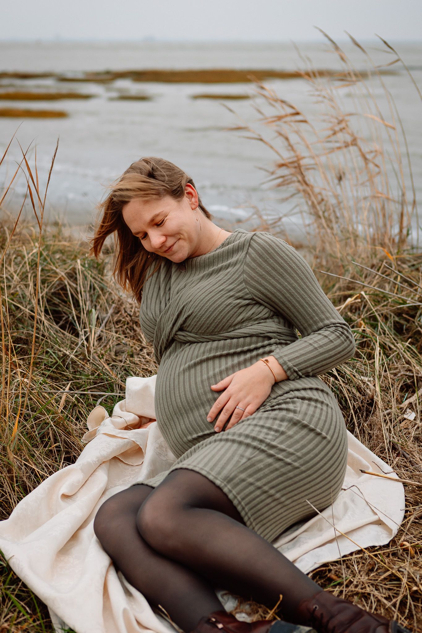 Zwangerschapsshoot vrouw op het strand in Terneuzen, Zeeland, Oost-Vlaanderen