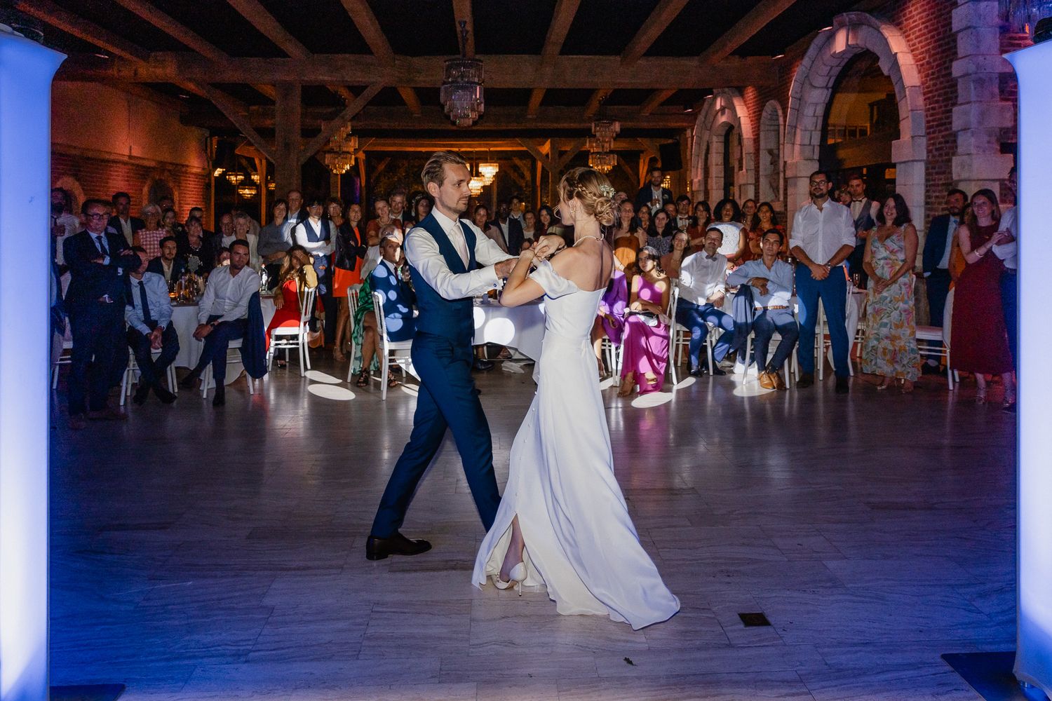 Ouverture du bal au Chateau du Biez, melange de tendresse et d’energie capture par une photographe de mariage professionnelle a Lille