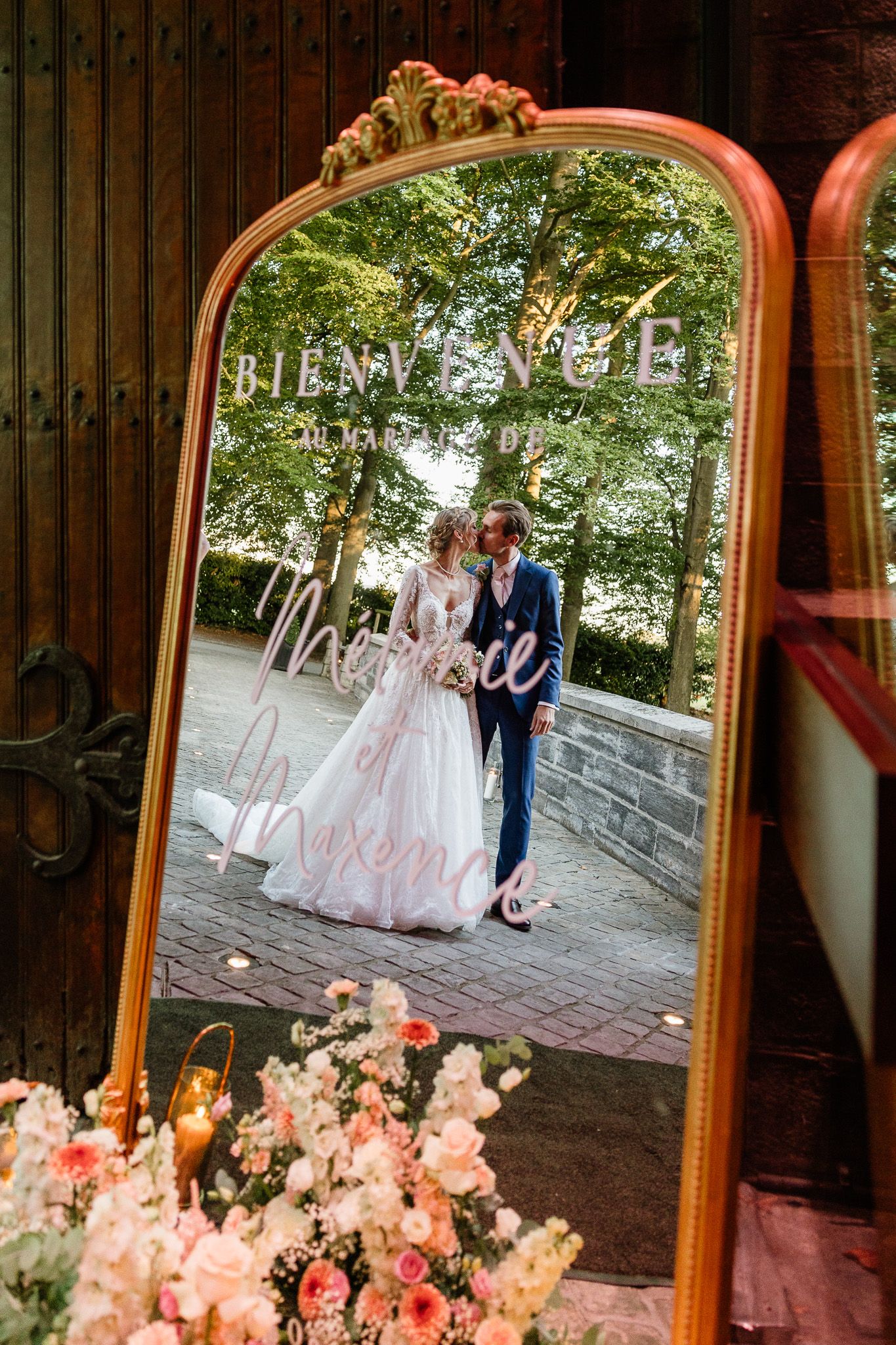 Photographe mariage Lille : une photo elegante des maries en reflet dans le miroir d'accueil de leur ceremonie juste avant leur entree