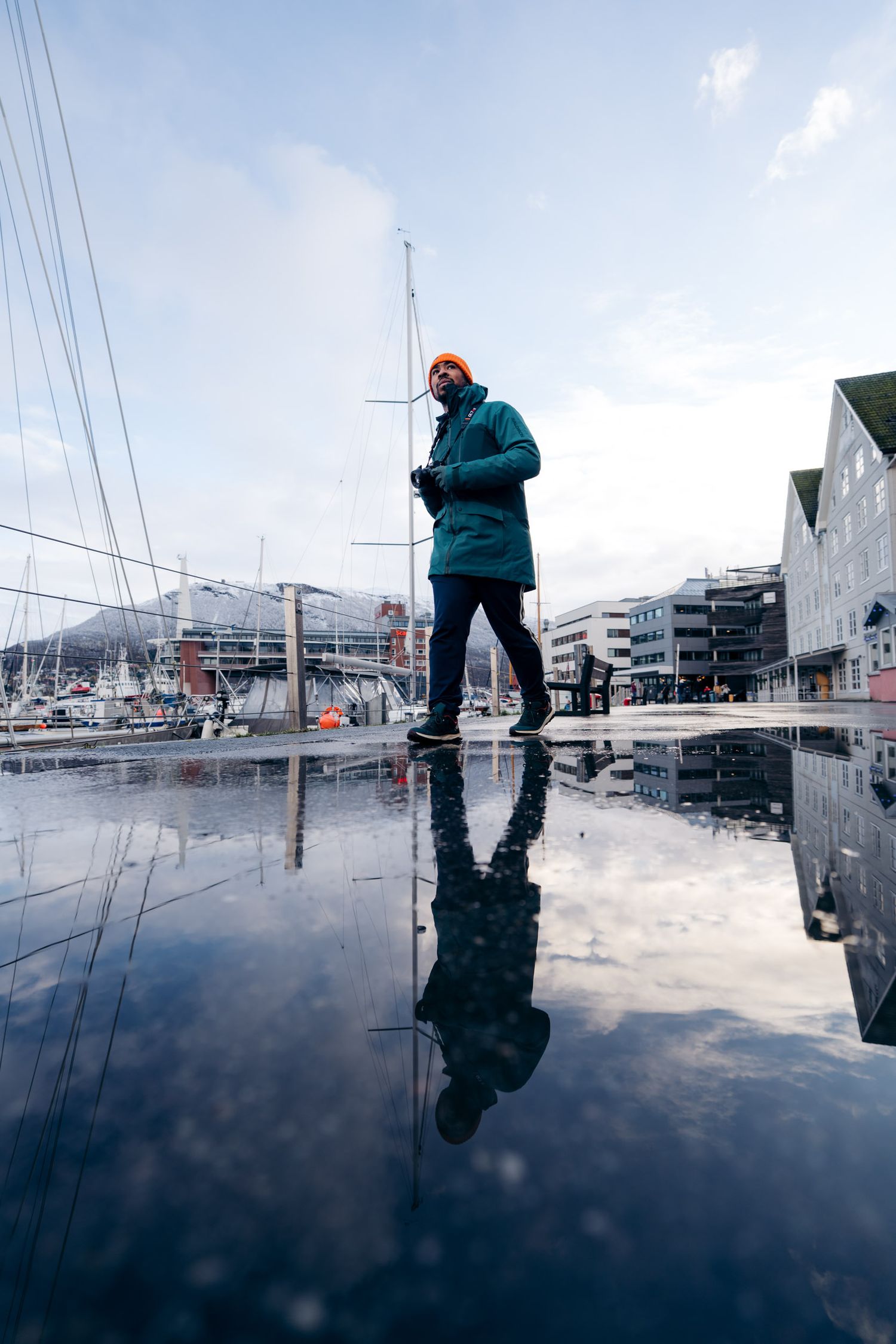 visiteur à tromso qui se promène sur le port en hiver