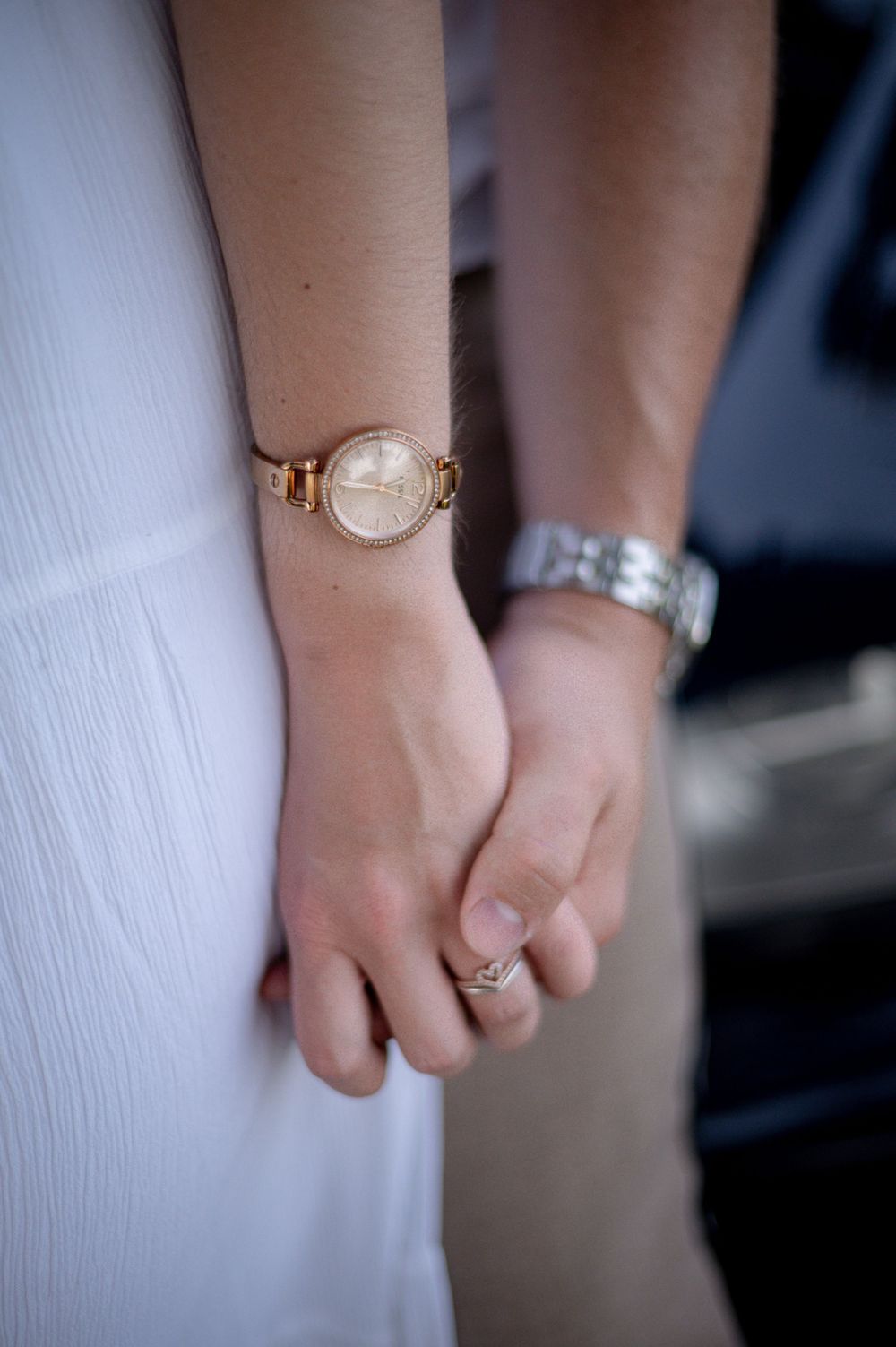 Detailaufnahme der Armbanduhren in roségold und silber.