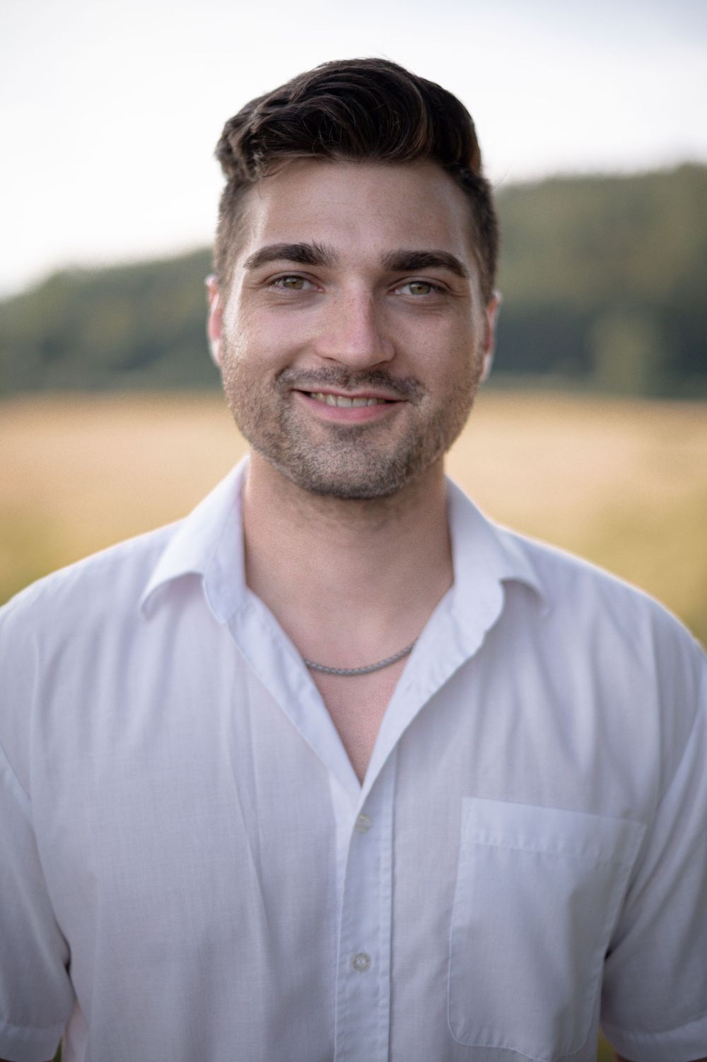 Portrait einer jungen, lächelnden Mannes.