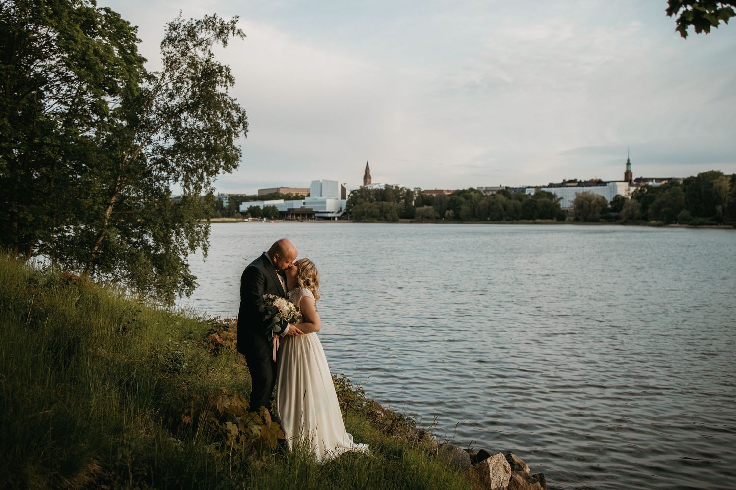 hääpari suutelee hääkuvassa helsingin tokoirannalla
