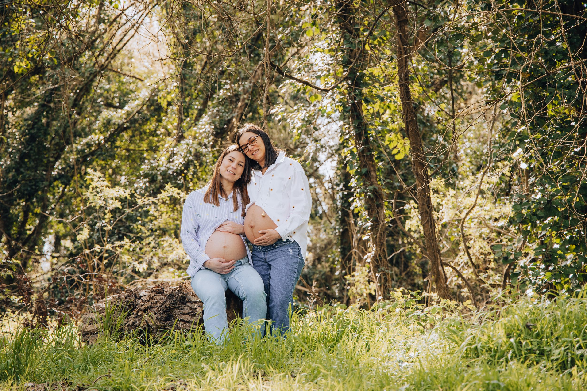 Futures mamans marchant côte à côte au bord d’un chemin entouré de verdure