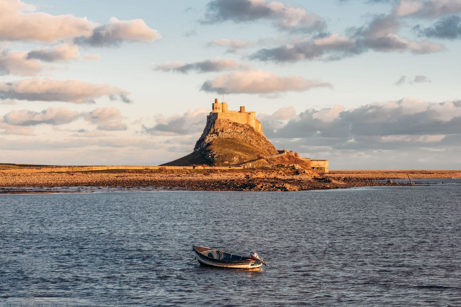 Photo du château de Lindisfarne au coucher du soleil