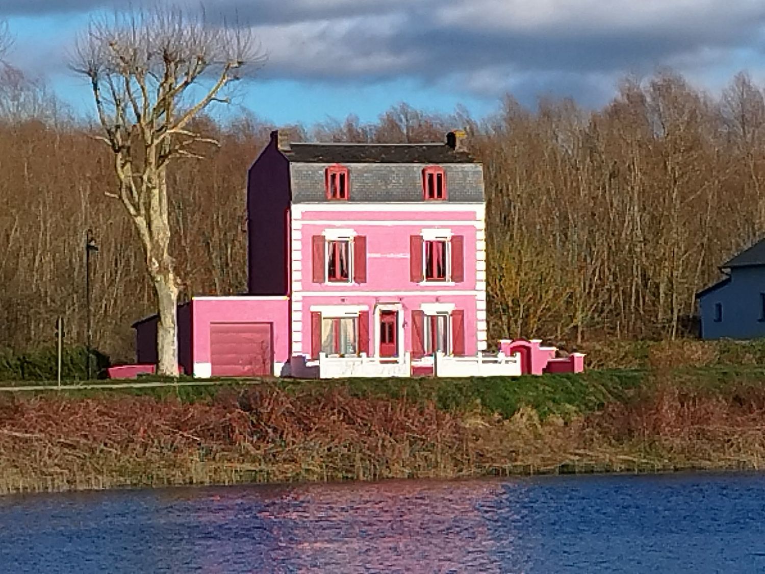 Maison rose au bord de l’eau en Baie de Somme, ambiance douce et lumineuse