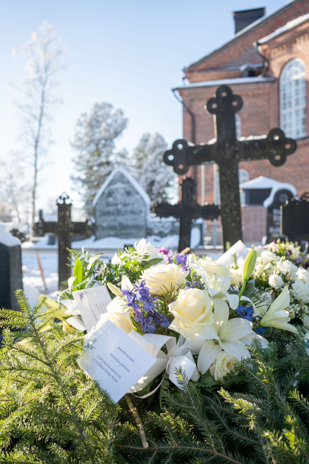 Hautajaiskuvausta Kalajoen hautausmaalla.