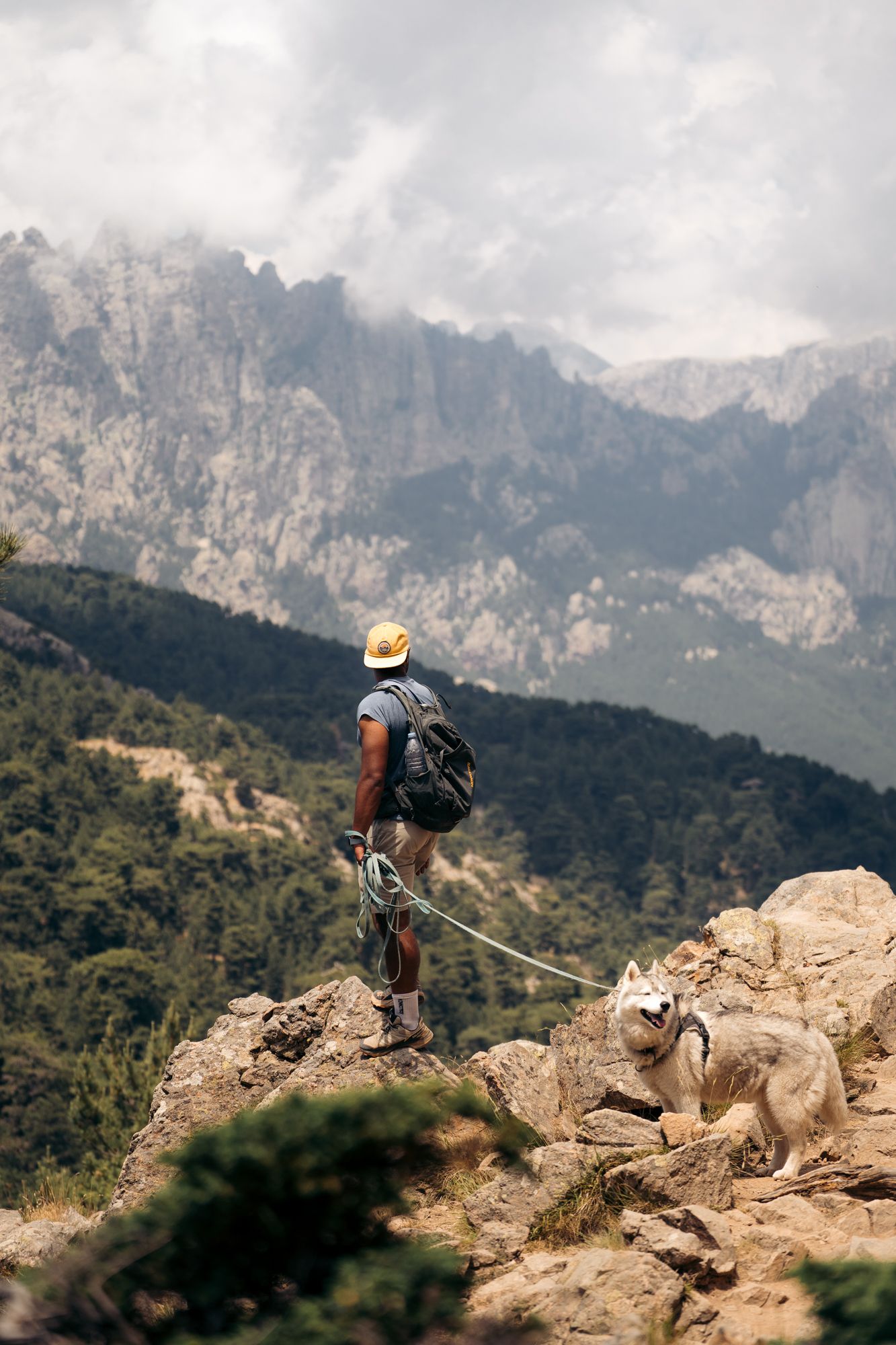 randonneur et son chien aux aiguilles de bavella en corse