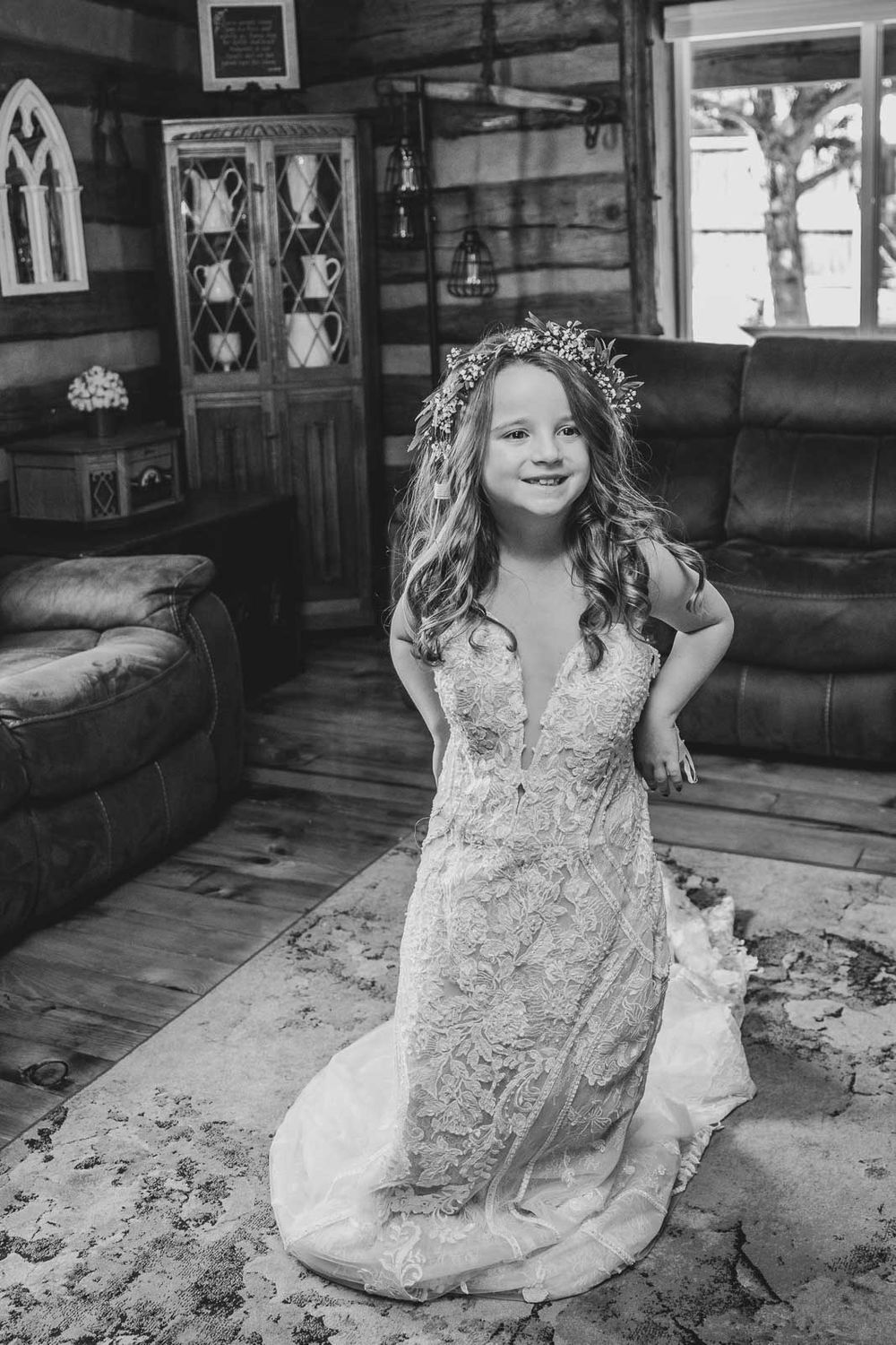 Candid memories of a summerwedding day in Naches, WA. Photographed by a Washington wedding photographer. Daughter in mothers wedding dress