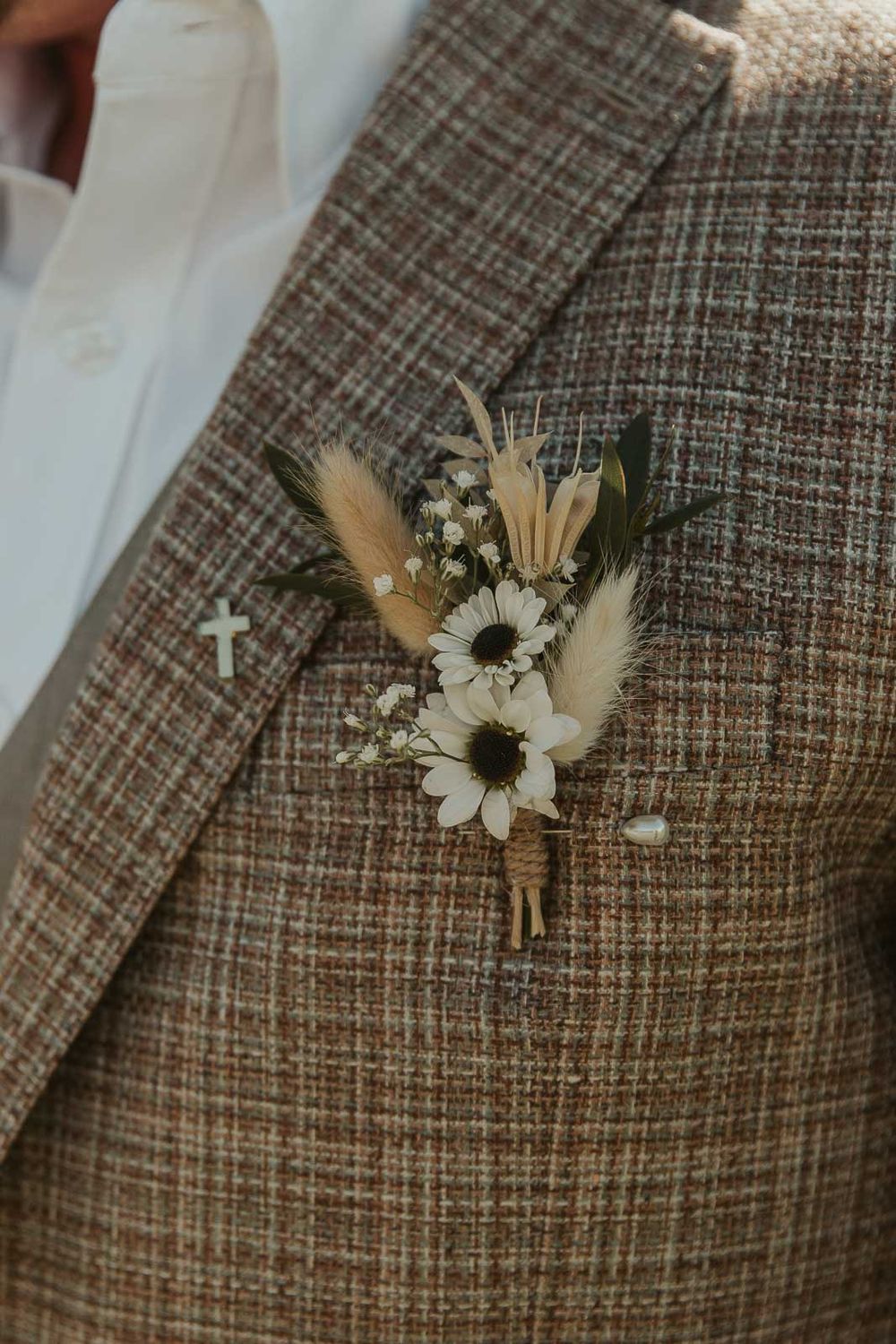 Close-up shots of wedding day details, highlighting the thoughtful decor and groom boutonier. Photographed by a Spokane wedding photographer