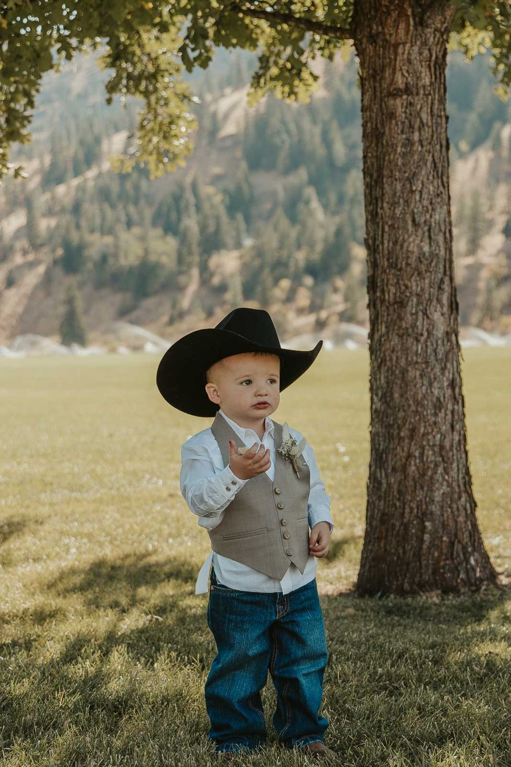Details and emotions from a stunning countryside wedding in Washington. Photographed by a Spokane wedding photographer