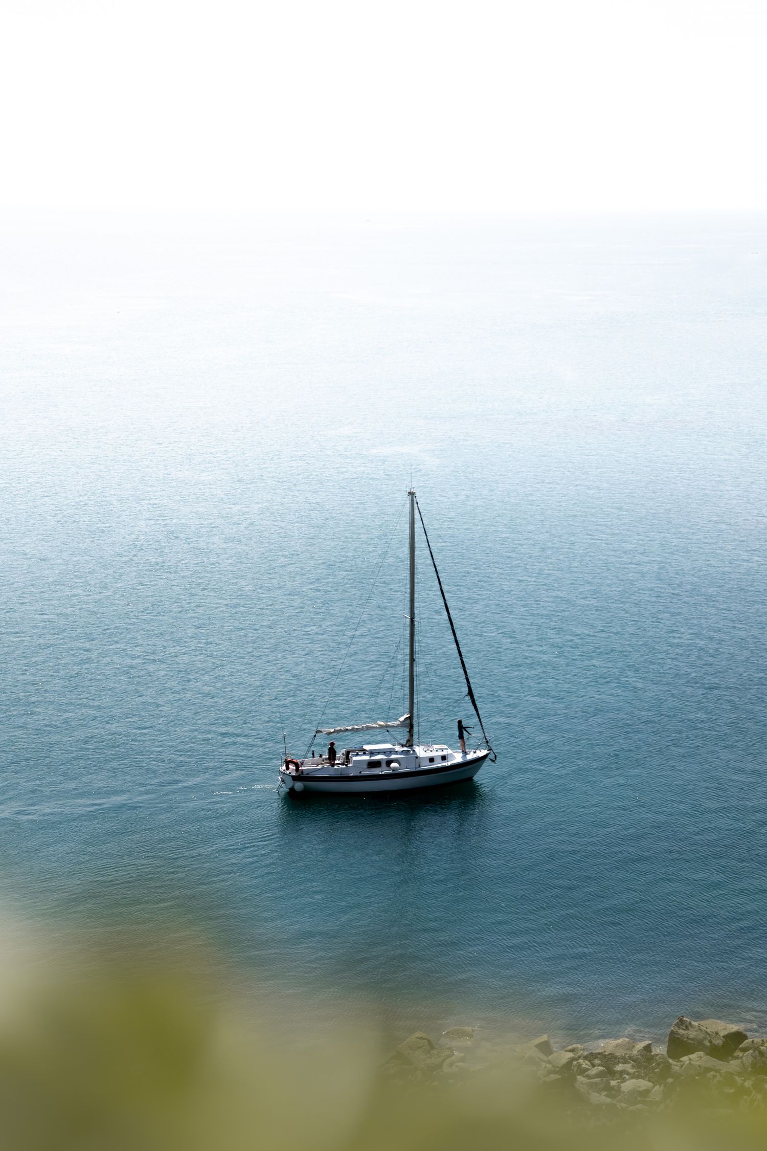 Bateau au large de la côte vers la cabane vauban dans le département de la Manche en Normandie - Cotentin.