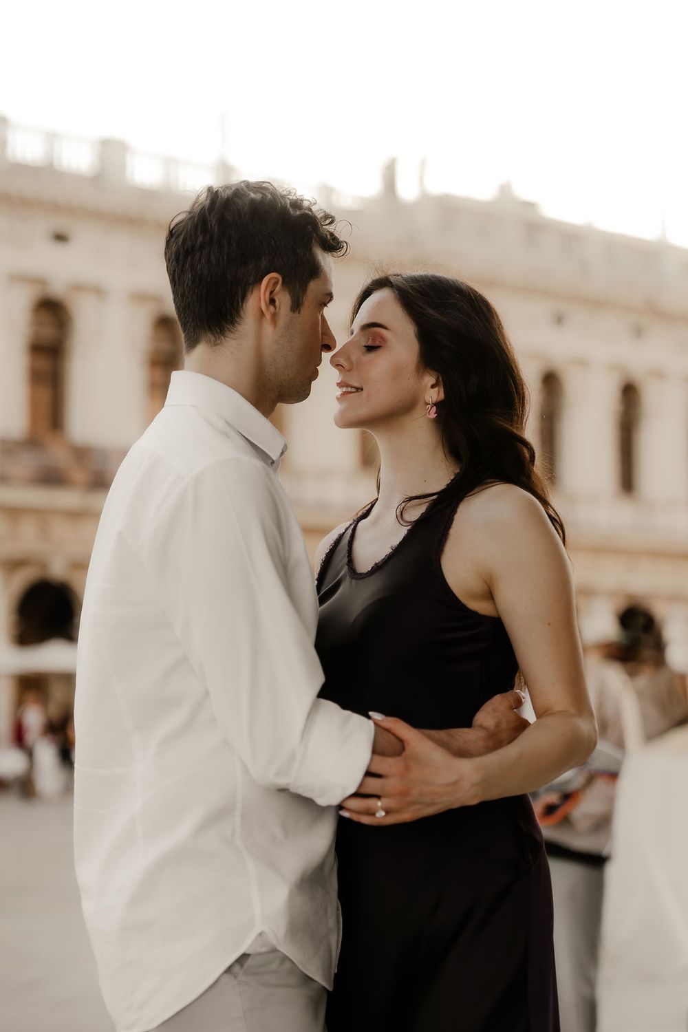 Spontaneous laugh of an engaged couple during a professional photoshoot in Venice.