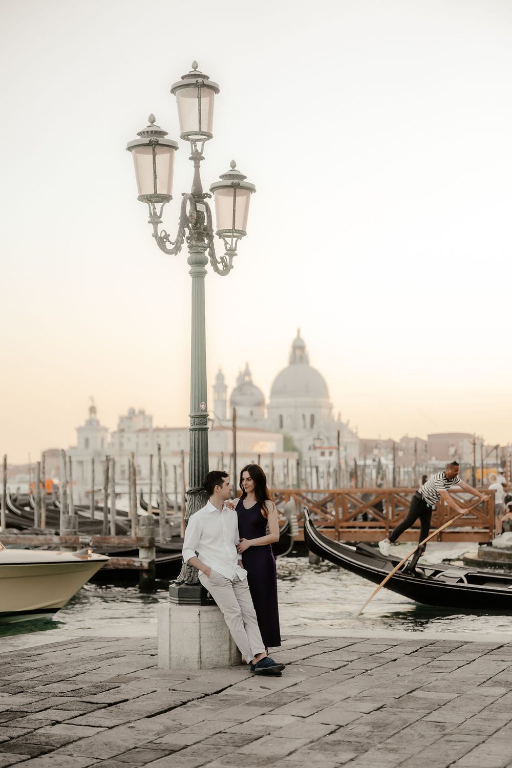 Lens flare effect on a romantic couple photography session in Venice.