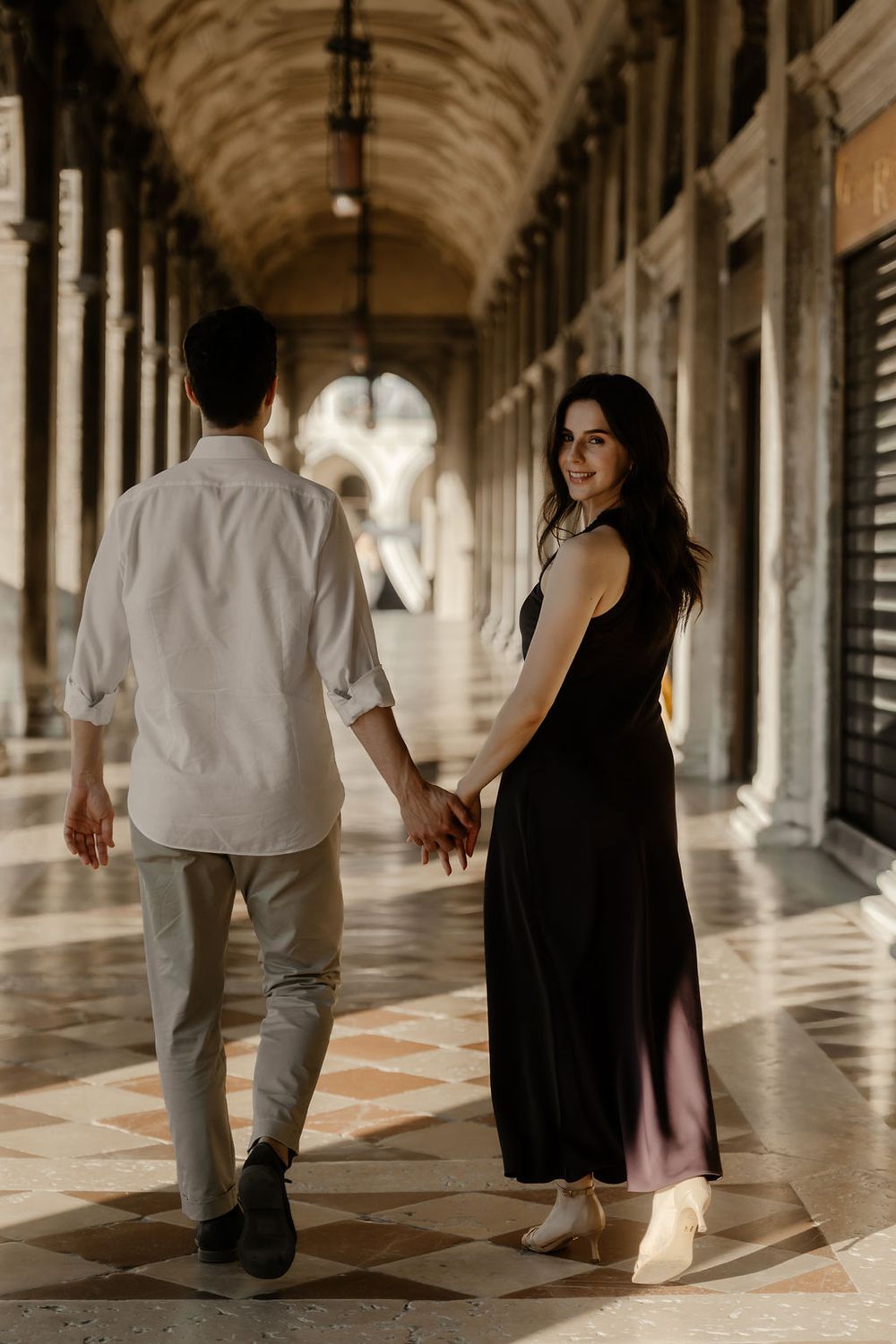 Pre-wedding photoshoot in Venice with a couple silhouette against the light in Piazza San Marco.