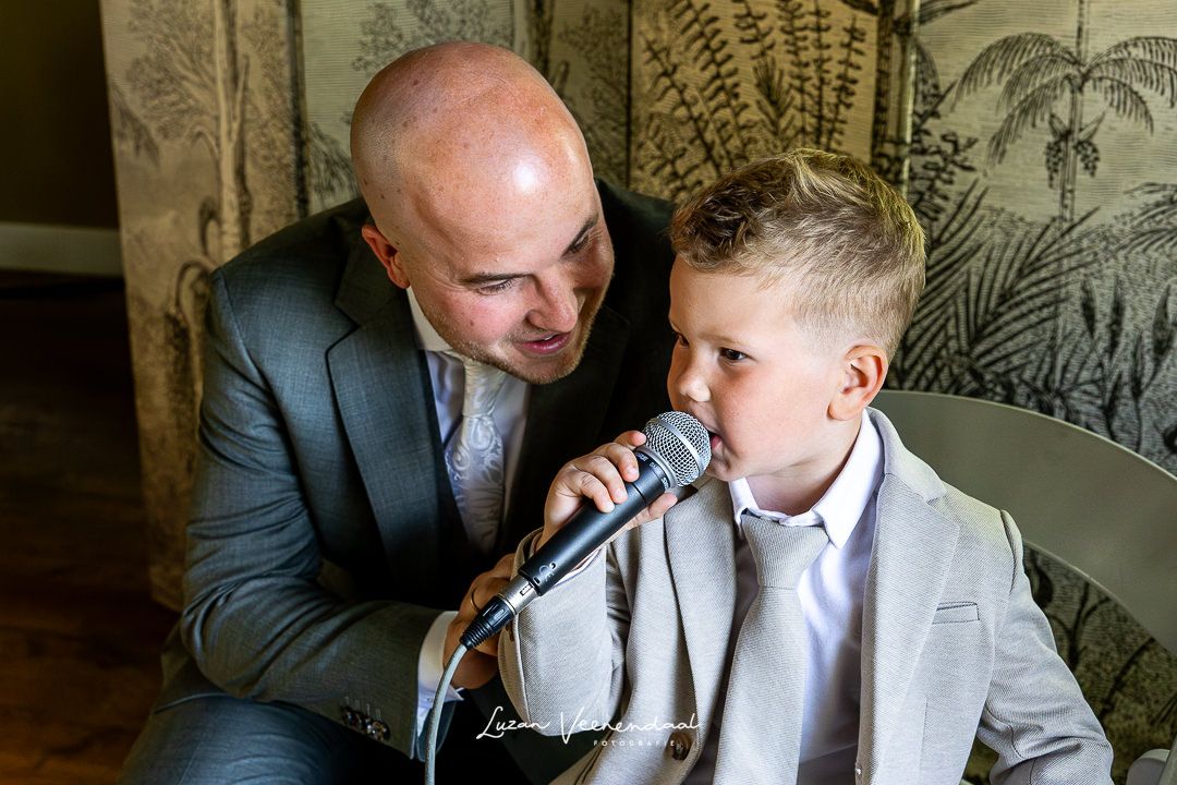 Hilarisch moment tijdens de bruiloft van Jesse en Sharon: hun zoontje pakt de microfoon en zingt een liedje tijdens de ceremonie bij Zoomers