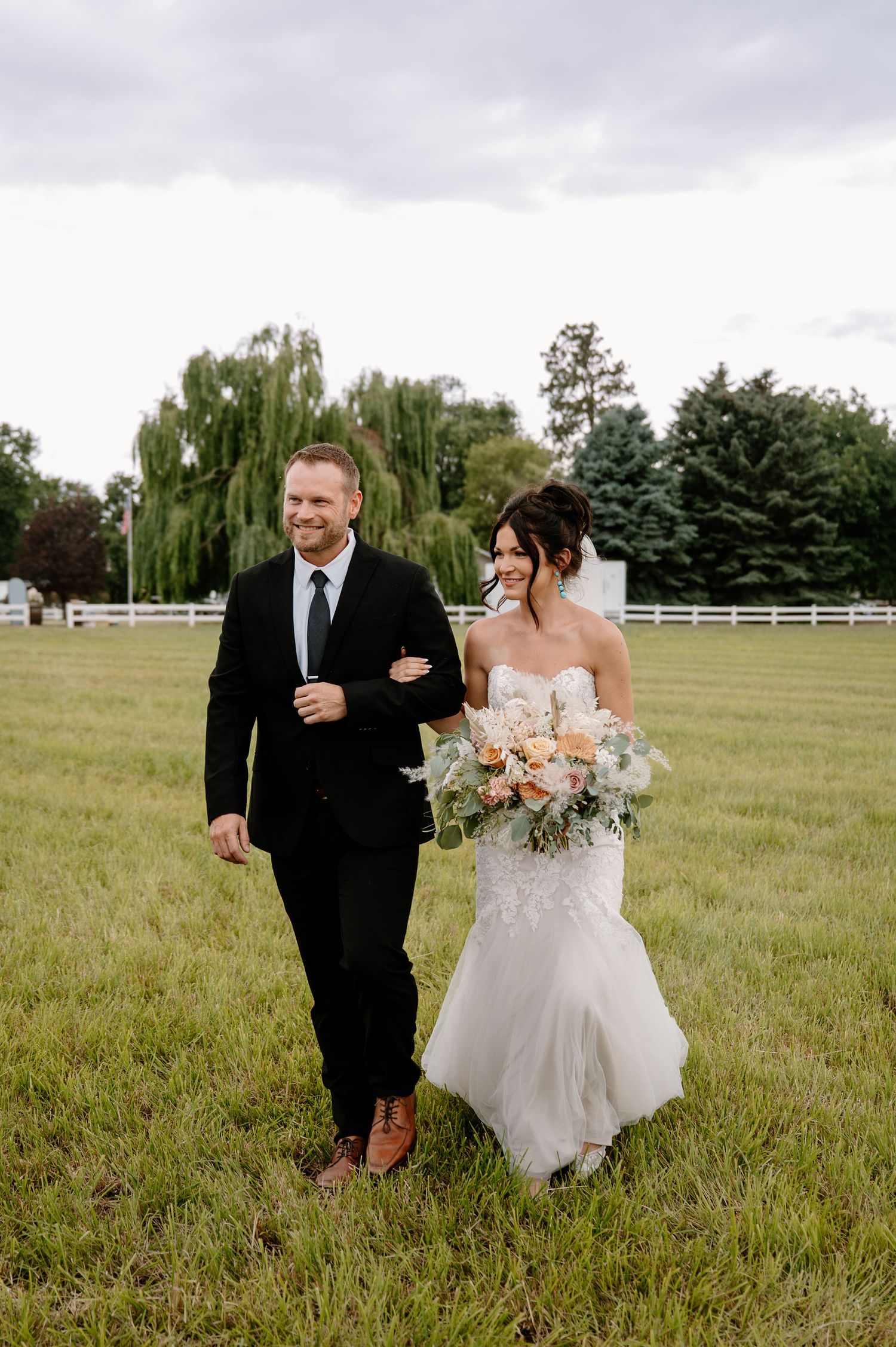 Elegant Western wedding ceremony in Oregon
