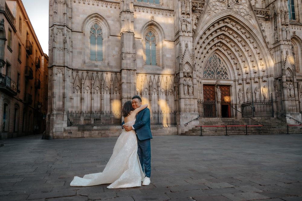 Joyful spin wedding dress Ciutadella autumn Couples photoshoot Barcelona BarcelonaLoversPH