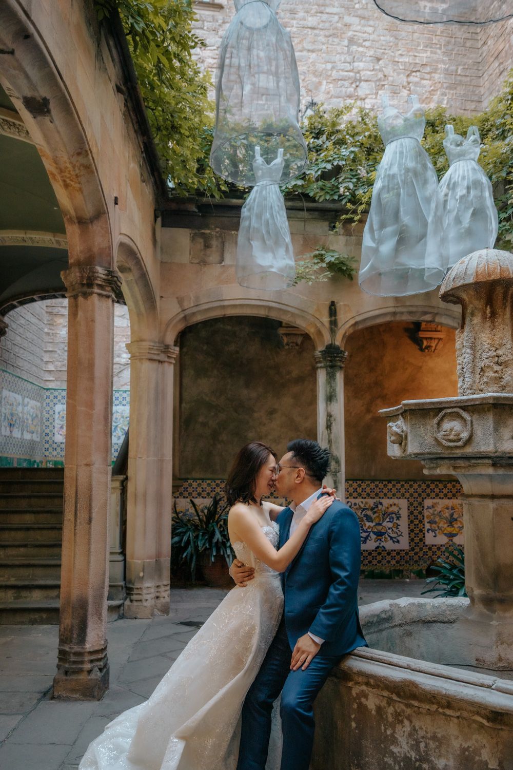 Romantic kiss under park trees autumn Barcelona Couples photoshoot Barcelona BarcelonaLoversPH