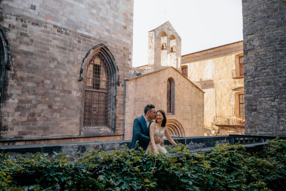 Playful run through Ciutadella greenery Couples photoshoot Barcelona BarcelonaLoversPH