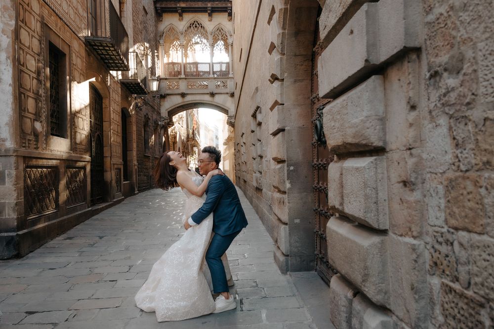 Loving embrace near Ciutadella Park fountain Couples photoshoot Barcelona BarcelonaLoversPH