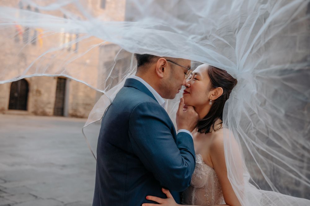 Tender hug Sant Felip Neri square Couples photoshoot Barcelona BarcelonaLoversPH