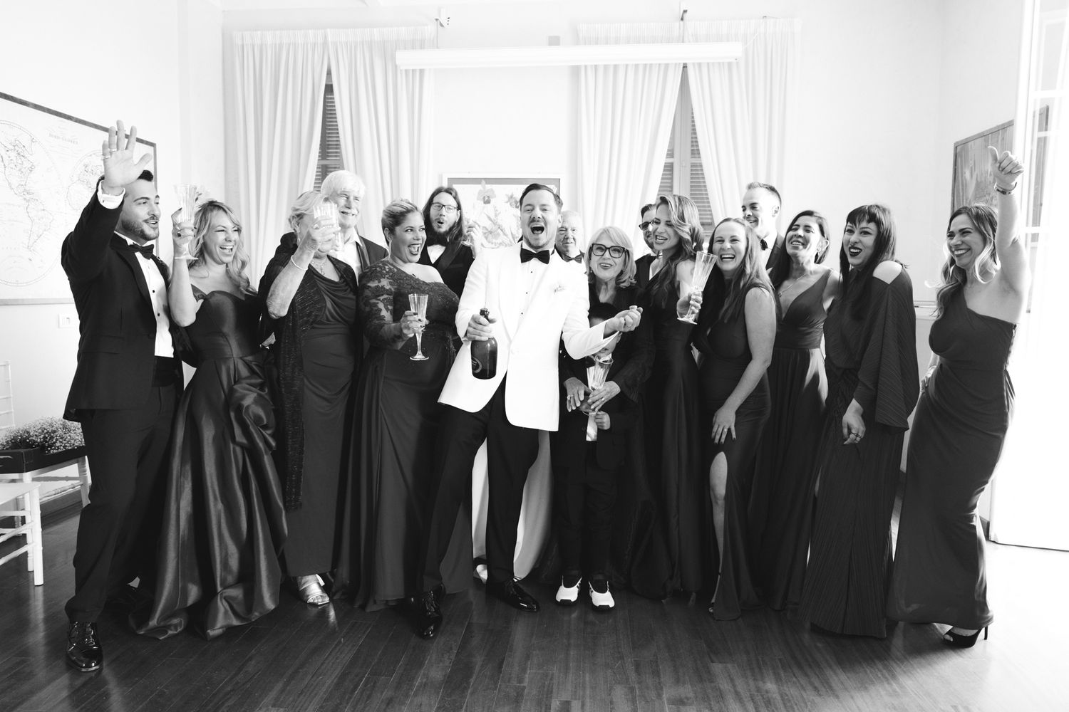 brindisi con amici durante i preparativi del matrimonio a villa nobel sanremo