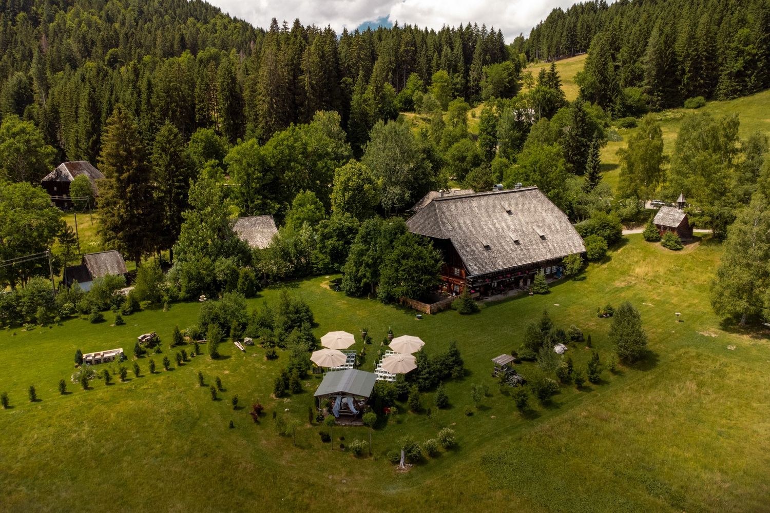 Hochzeitslocation Henslerhof in Hinterzarten. Authentische Fotografie im Schwarzwald von Fabio Marras, eurem Experten seit 10 Jahren.
