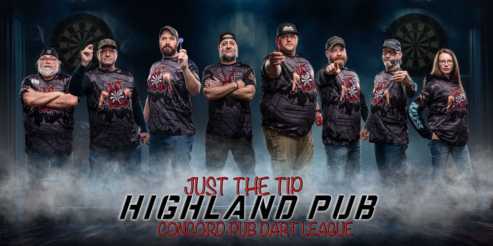 Team photo with dramatic lighting and fog effects at Highland Pub venue.