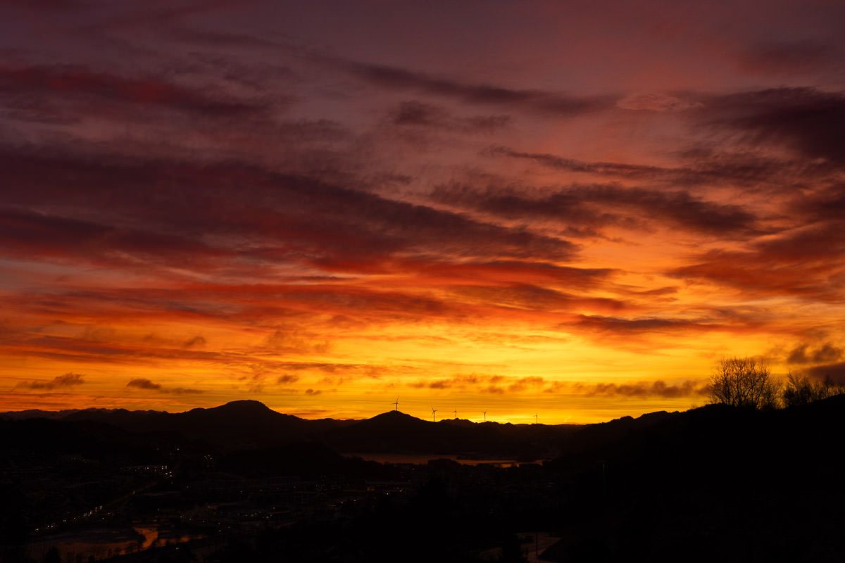 Solnedgang over fjell og vindmøller på Ålgård i Gjesdal, Rogaland.