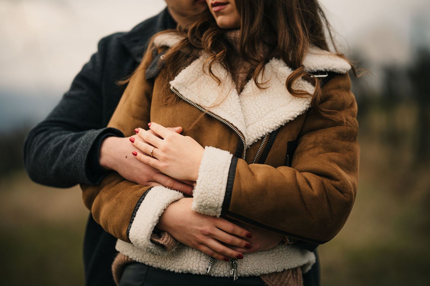 Meghitt jegyesfotó szoros öleléssel – romantikus páros portré természetes fényben, tökéletes love story fotózáshoz.