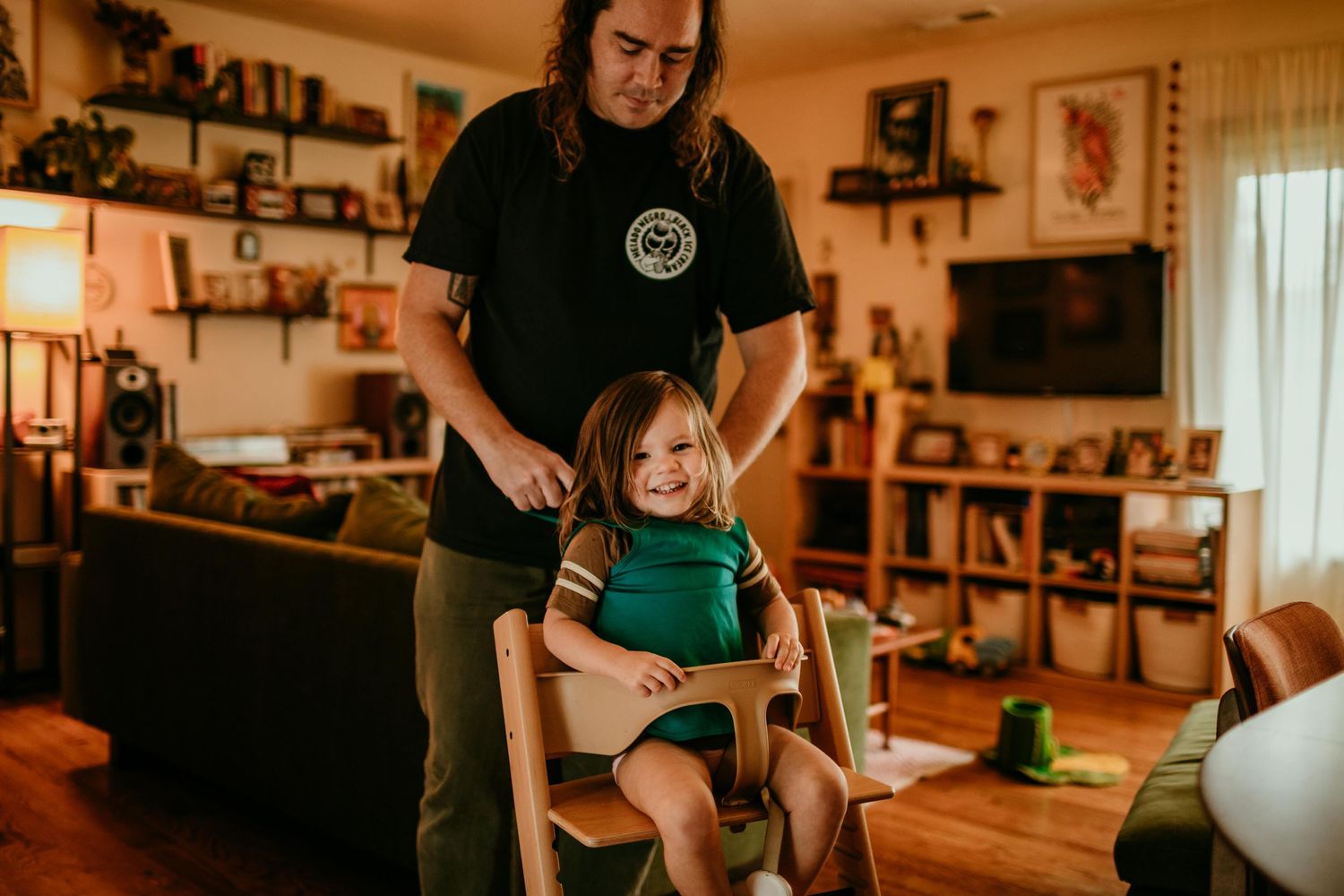 dad pushes high chair to table portland oregon family photography rushes & waves