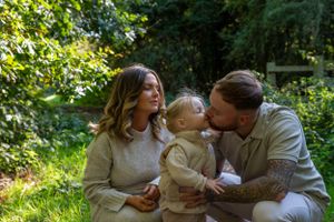 Family photographer Leicestershire capturing a maternity family photo outdoors