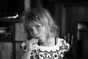 Leicestershire family photographer photographing a little girl