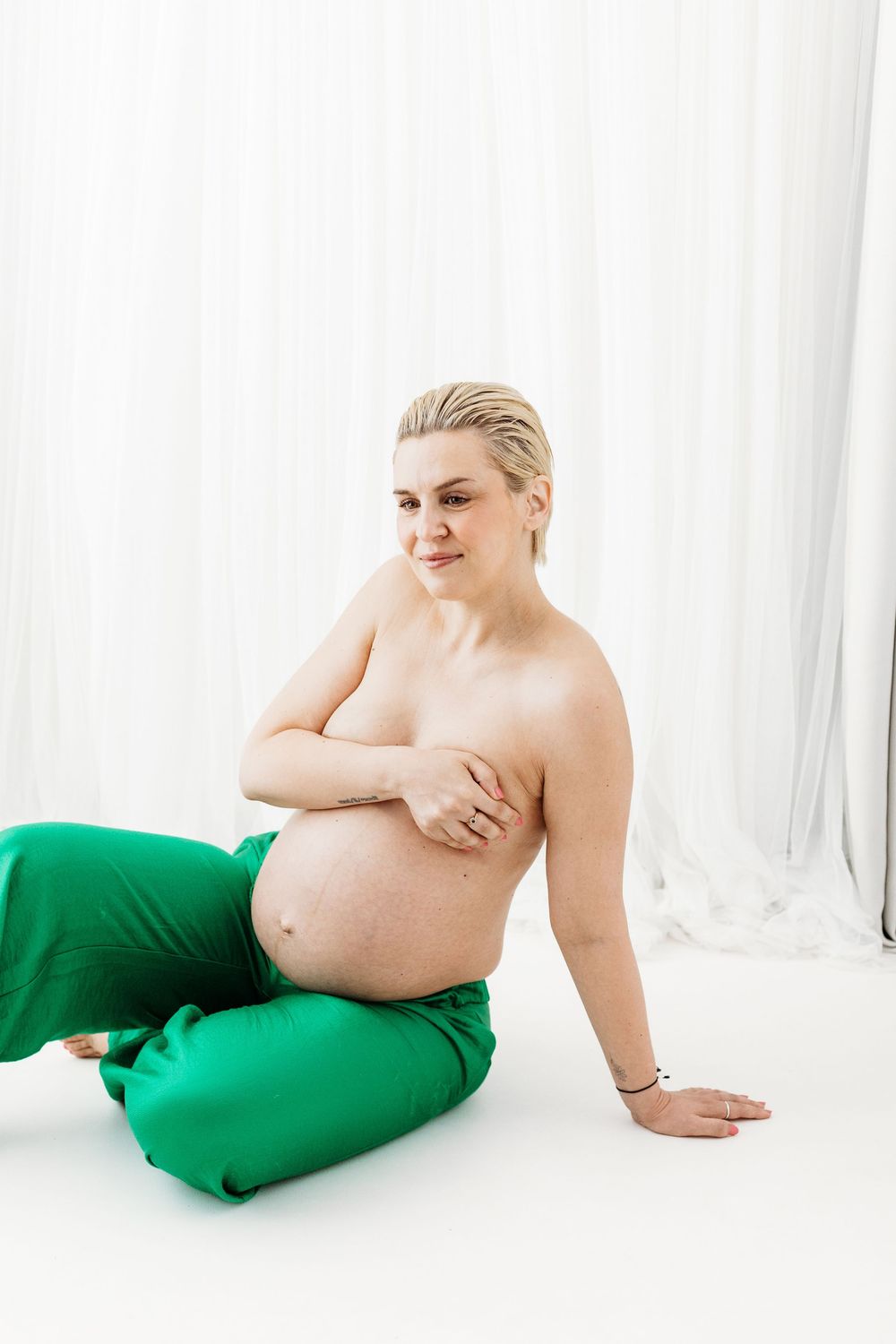 Timeless pregnancy portraits for growing families.