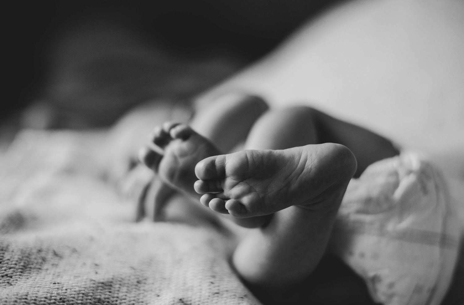 Newborn fresh 48 hospital photoshoot abu dhabi baby feet close-up details