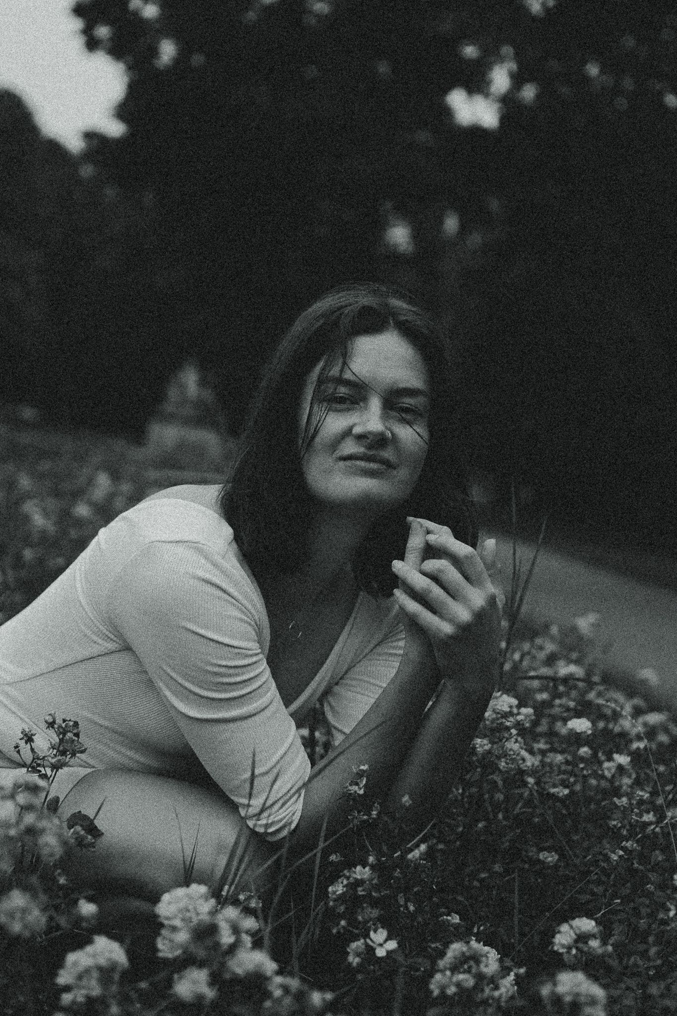 Spätsommerliches Portrait einer hockenden Frau im Blumenfeld im Blüherpark Dresden