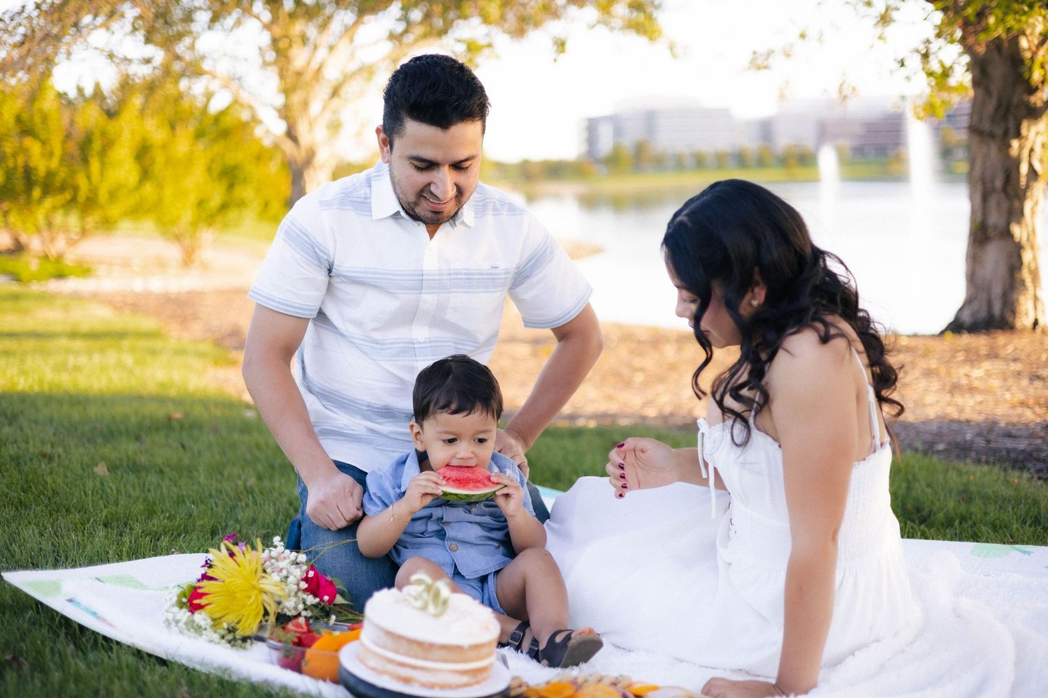 outdoor summer picnic family photos in Bloomington, Illinois